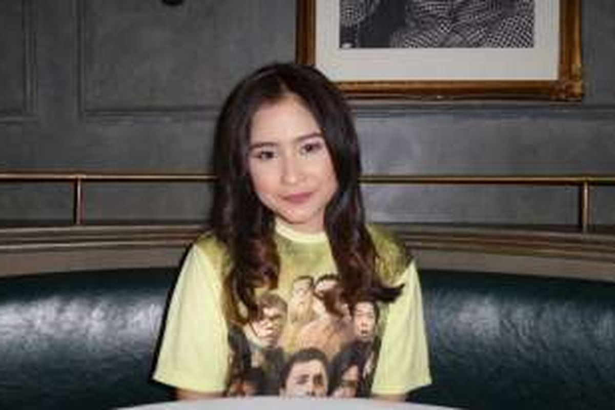 Prilly Latuconsina ketika menghadiri pemutaran film Hangout di The Prohibition, di Plaza Senayan Arcadia, Jakarta Pusat, Kamis (15/12/2016).