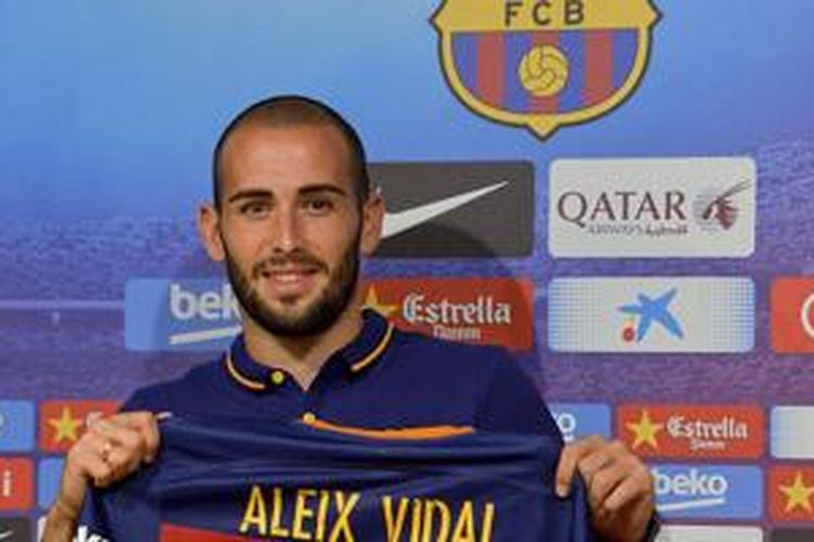 Aleix Vidal saat diperkenalkan sebagai pemain baru Barcelona, Senin (8/6/2015), di Camp Nou. 