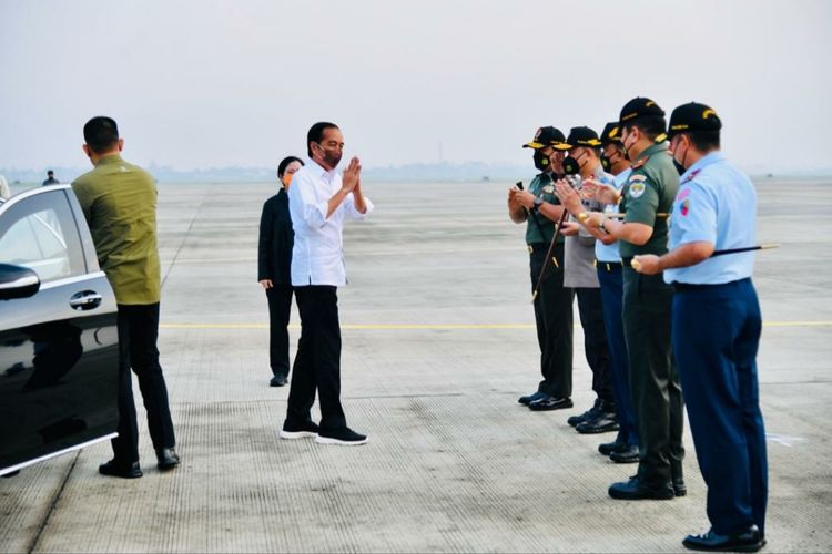 Presiden Joko Widodo saat akan lepas landas dari Bandara Soekarno Hatta untuk melakukan kunjungan kerja ke Provinsi Kalimantan Timur pada Rabu (22/6/2022).