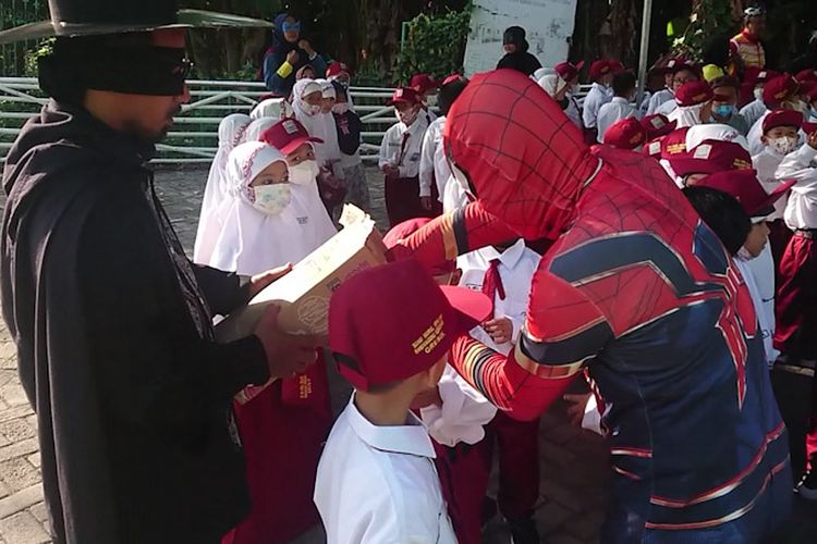 Guru berkostum zorro dan spiderman, membagikan susu kepada para siswa baru di SD NU Nurul Islah, Senin (18/7/2022). *** Local Caption *** Guru berkostum zorro dan spiderman, membagikan susu kepada para siswa baru di SD NU Nurul Islah, Senin (18/7/2022).
