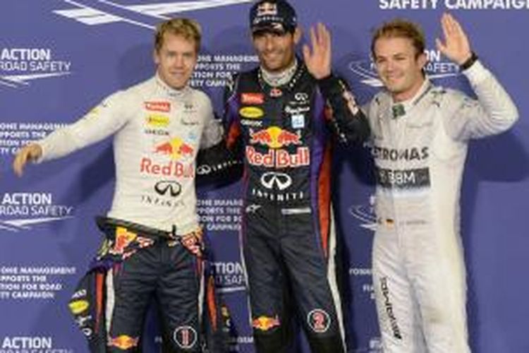 Pebalap Red Bull Racing asal Australia, Mark Webber (tengah) berpose bersama rekan satu timnya asal Jerman, Sebastian Vettel (kiri) dan pebalap Mercedes asal Jerman, Nico Rosberg, setelah menyelesaikan sesi kualifikasi GP Abu Dhabi di Sirkuit Yas Marina, Sabtu (2/11/2013).