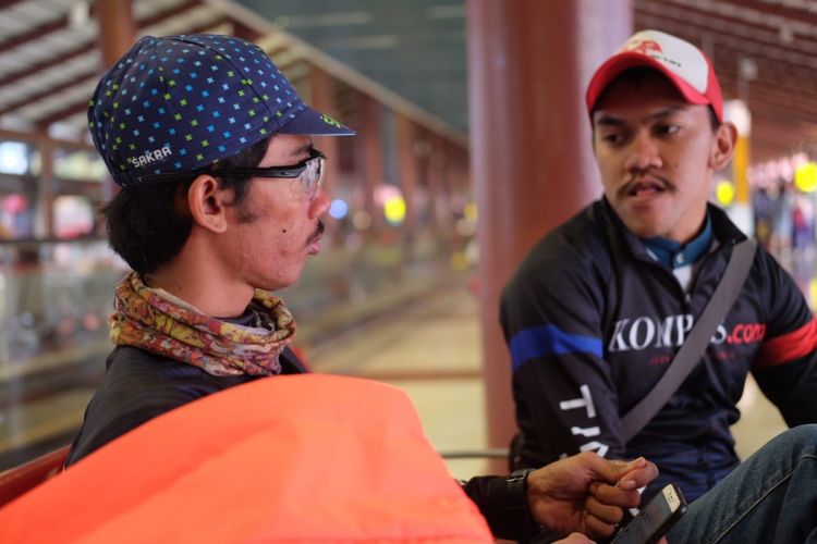 Dua pebalap dari komunitas kurir sepeda Westbike Messenger Service (WMS), Arga Budirahman dan Arvy Kheren Laurence untuk berlaga pada balap Saigon Criterium di Ho Chi Minh City, Vietnam, Minggu (12/8/2018).