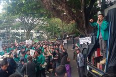 Aksi Demo BEM Malang Raya Sindir Puan Maharani, 'Met Ultah Ya, Kado Istimewa Pertalite Naik'
