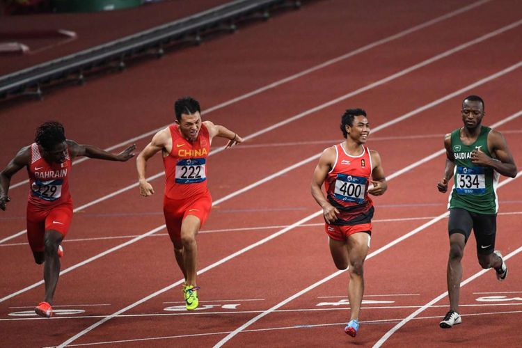 Pelari Indonesia Lalu Muhammad Zohri (no.400) beradu kecepatan dengan pelari lainnya saat babak semifinal Lari 100 meter Putra Asian Games ke-18 Tahun 2018 di Stadion Utama Gelora Bung Karno Senayan, Jakarta Pusat, Minggu (26/8/2018). Lalu Muhammad Zohri finish di peringkat 2 dan melanjutkan pertandingan berikutnya untuk perebutan medali emas.