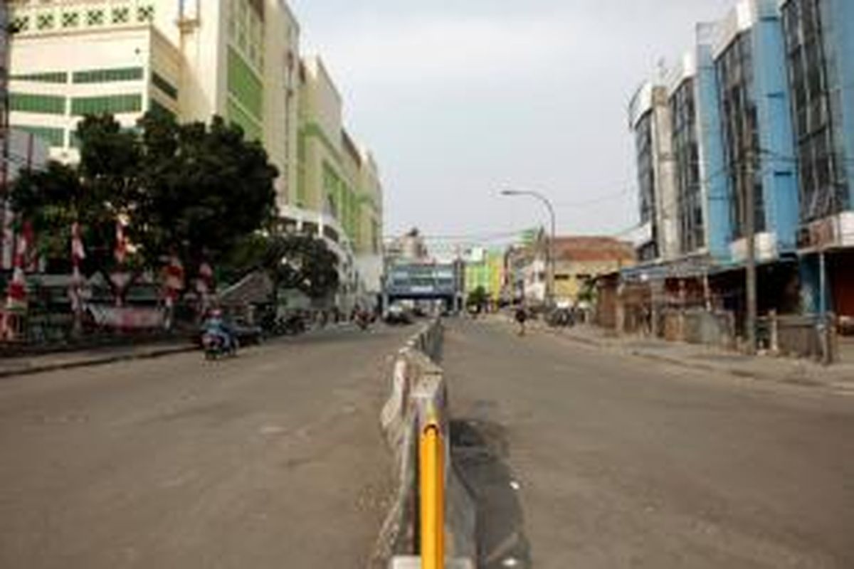 Kondisi Jalan Kebon Jati, Pasar Tanah Abang, Jakarta, terlihat rapi pada Senin (12/8/2013). Pemerintah Provinsi DKI Jakarta telah melakukan penertiban terhadap lapak-lapak pedagang kaki lima (PKL) penyebab kemacetan di kawasan tersebut dan merelokasi pedagang ke Blok G Pasar Tanah Abang.