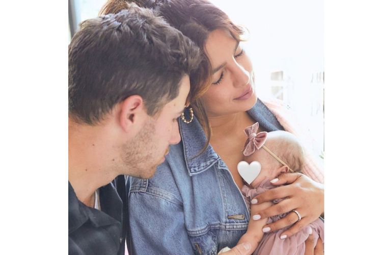 Nick Jonas dan Priyanka Chopra tengah menggendong bayi pertama mereka usai diperbolehkan pulang ke rumah pada Minggu (8/5/2022).
