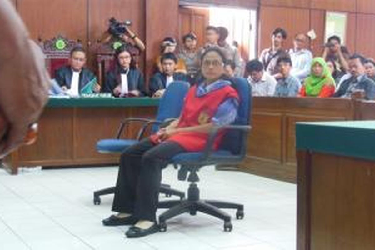 Harianti (44), resmi berstatus terdakwa, begitu hakim mengetuk palu dimulainya sidang perdana dalam kasus pelecehan seks di Pengadilan Negeri Jakarta Utara, Rabu (4/3/2015) sore.