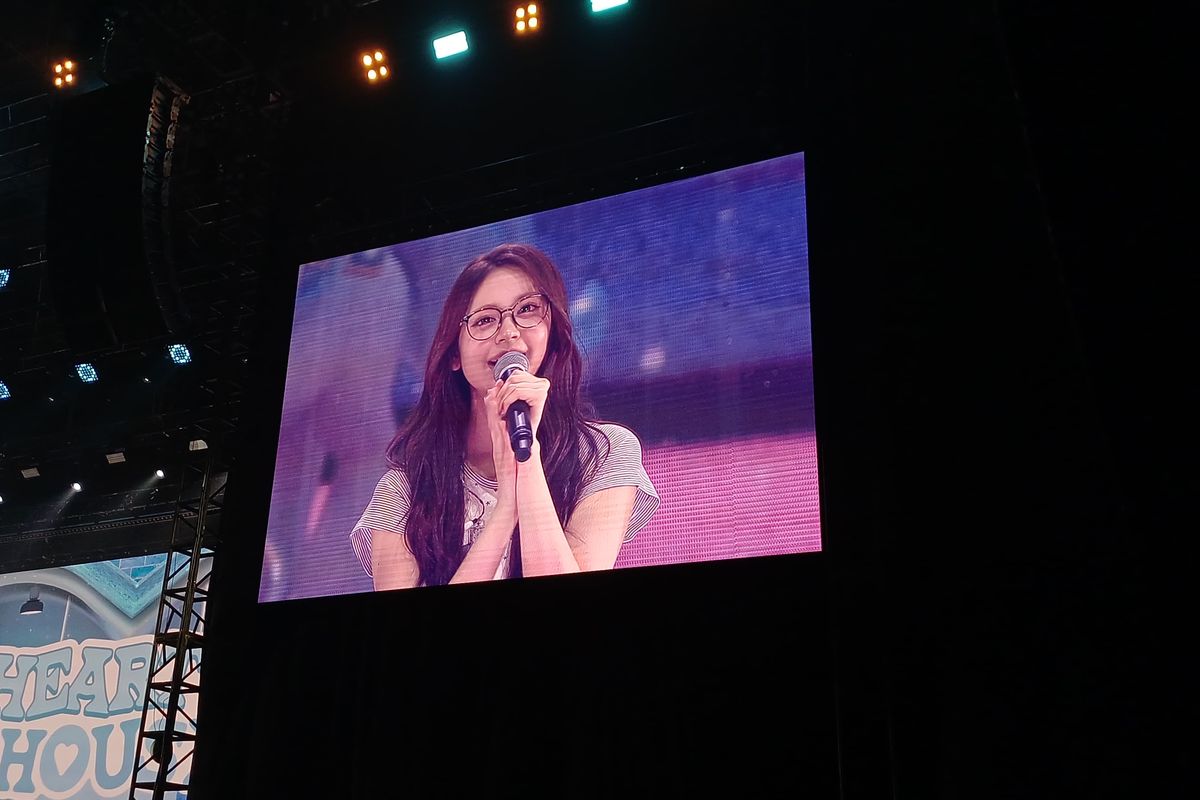 Carmen Hearts2Hearts Menangis Haru di Fan Meeting Perdana di Jakarta