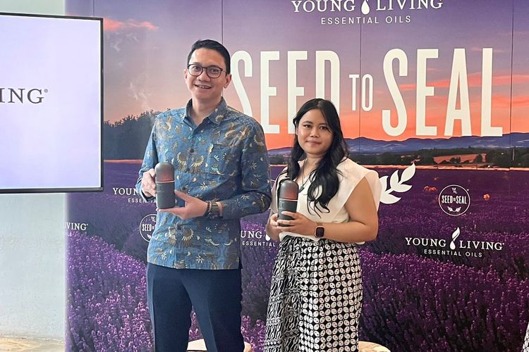 Ksatrio Yudho Sampurno selaku General Manager Young Living Indonesia dan Dian Ika Wijayanti selaku Brand & Product Marketing Young Living Indonesia, setelah meresmikan peluncuran Kawung Diffuser Travel 