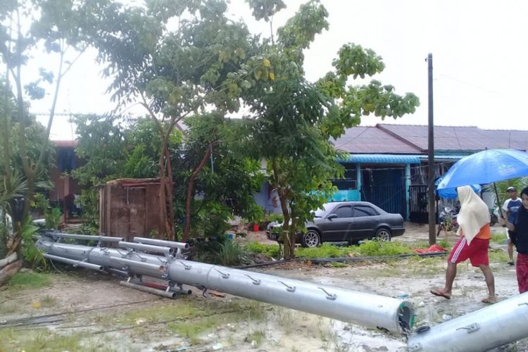 Hujan deras disertai angin kencang yang melanda Kota Batam, Kepulauan Riau (Kepri), Kamis (15/11/2018) siang tadi. Menumbangkan satu tower provider telekomunikasi yang ada di perumahan Laguna Regency RT 002 RW XIX Marina, kelurahan Tanjungriau, Kecamatan Sekupang, Batam.