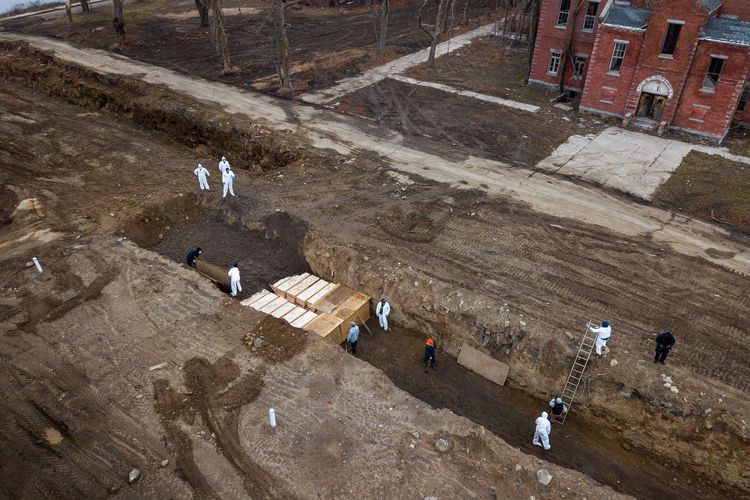 Gambar yang diambil dari drone menunjukkan jenazah korban virus corona dimakamkan di pemakaman massal Hart Island, New York, Amerika Serikat (AS). Foto diambil pada 9 April 2020.