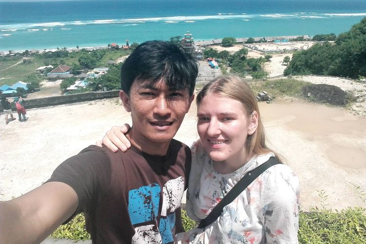 Cerita Riski Bawa Istri WN Polandia ke Madura, Cuaca Panas dan Takut Jalan Kaki