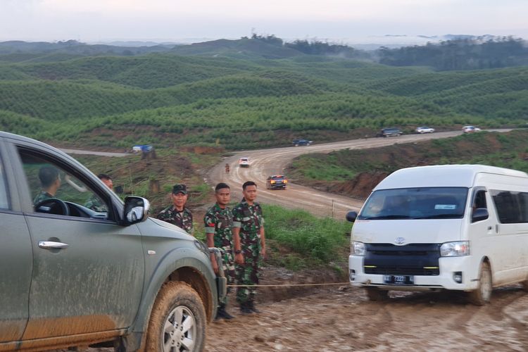 Mobil Toyota HIACE yang ditumpangi rombongan menteri nyaris masuk ke jurang saat meninjau lokasi ibu kota baru di Penajam Passer Utara, Kalimantan Timur, Selasa (17/12/2019).