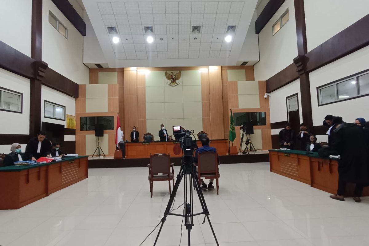 Persidangan Haris Azhar dan Fatia Maulidiyanti di Pengadilan Negeri Jakarta Timur, Senin (8/5/2023).
