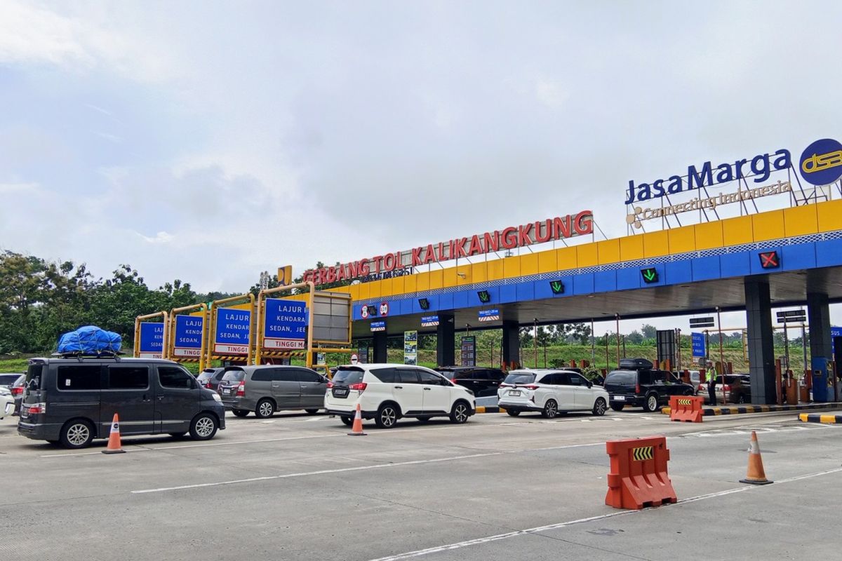 Pemudik memasuki Gerbang Tol Kalikangkung Semarang, Jawa Tengah, Jumat (28/3/2025). 
