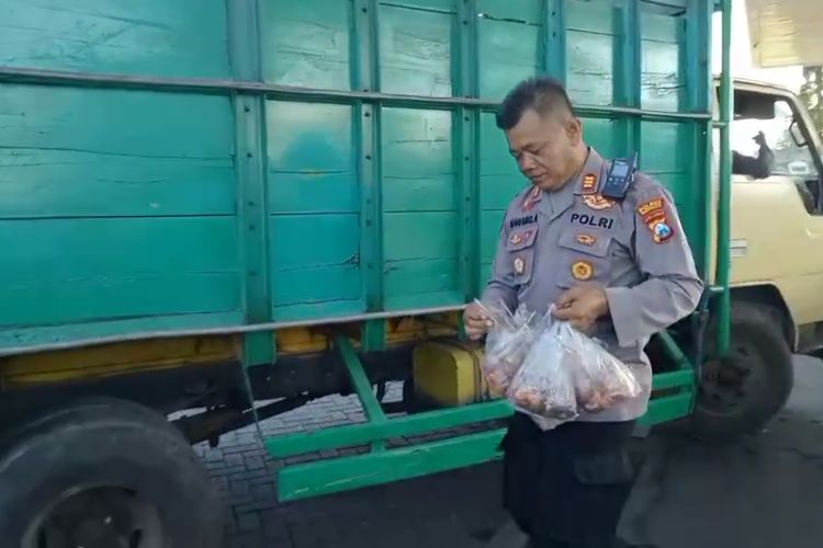 Polisi Pasuruan Bagikan Cilok untuk Sopir yang Antre Solar: Biar Perutnya Tidak Kosong
