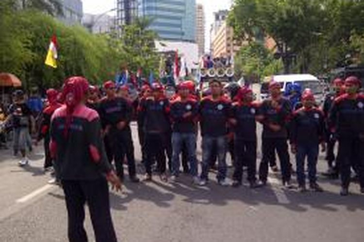 Buruh blokade jalan Gubernur Suryo Surabaya.