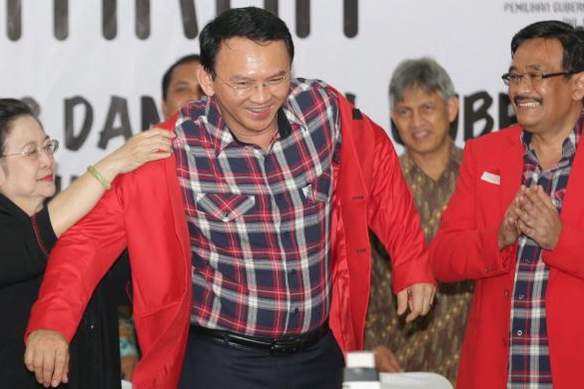 Basuki Tjahaja Purnama (Ahok) dan Djarot Saiful Hidayat diantar Ibu Megawati Soekarnoputri saat mendaftar di KPU DKI Jakarta, Rabu (21/9/2016). Sejumlah perwakilan partai mulai mendaftarkan Cagub dan Cawagub DKI Jakarta, jelang pilkada 2017  mendatang.