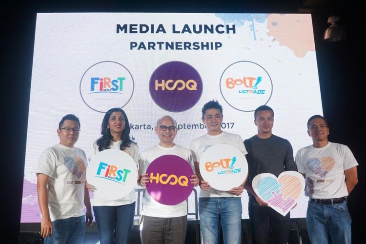 (Ki-Ka) - Head of Product BOLT & First Media, Angkasa Perdana Putra;  Executive Vice President (EVP) of Content Development and Business Affairs First Media Tbk, Meena Kumari Adnani;  Country Manager HOOQ Indonesia, Guntur S. Siboro; Chief Product Officer BOLT, Billy Abe; brand ambassador Hooq Nicholas Saputra; dan Business Development Director HOOQ Indonesia, Gene Temesis. 