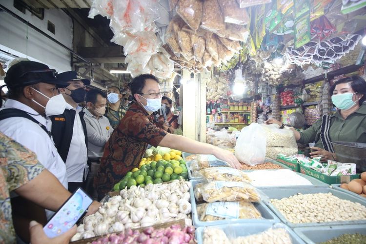 Wali Kota Surabaya Eri Cahyadi bersama Wakil Menteri Perdagangan Jerry Sambuaga beserta Dinas Perindustrian dan Perdagangan (Disperindag) Jawa Timur melakukan sidak harga bahan kebutuhan pokok di Pasar Wonokromo, Surabaya, Selasa (7/12/2021).