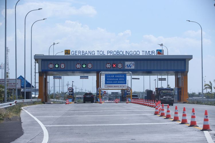 Kondisi aktual Jalan Tol Pasuruan-Probolinggo yang telah beroperasi pasca diresmikan Presiden Joko Widodo, siap dilintasi pemudik, Minggu (26/5/2019). Tampak Gerbang Tol Probolinggo Timur.