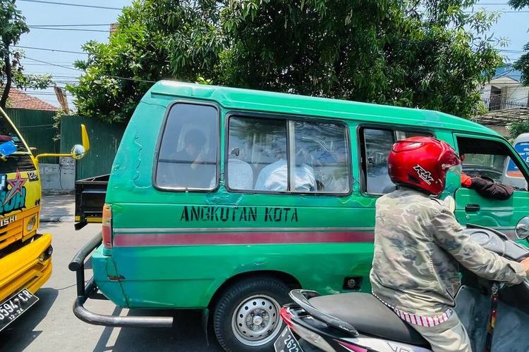 Sejumlah angkot jurusan Leuwi Panjang-Soreang saat tengah mencari penumpang di beberapa titik pemberhentian di Jalan Raya Kopo-Katapang, Kabupaten Bandung, Jawa Barat, pada Minggu (29/10/2023)