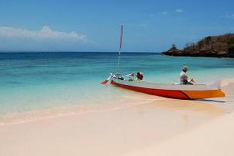 Seorang nelayan di Pantai Pink, Lombok Timur, Nusa Tenggara Barat.