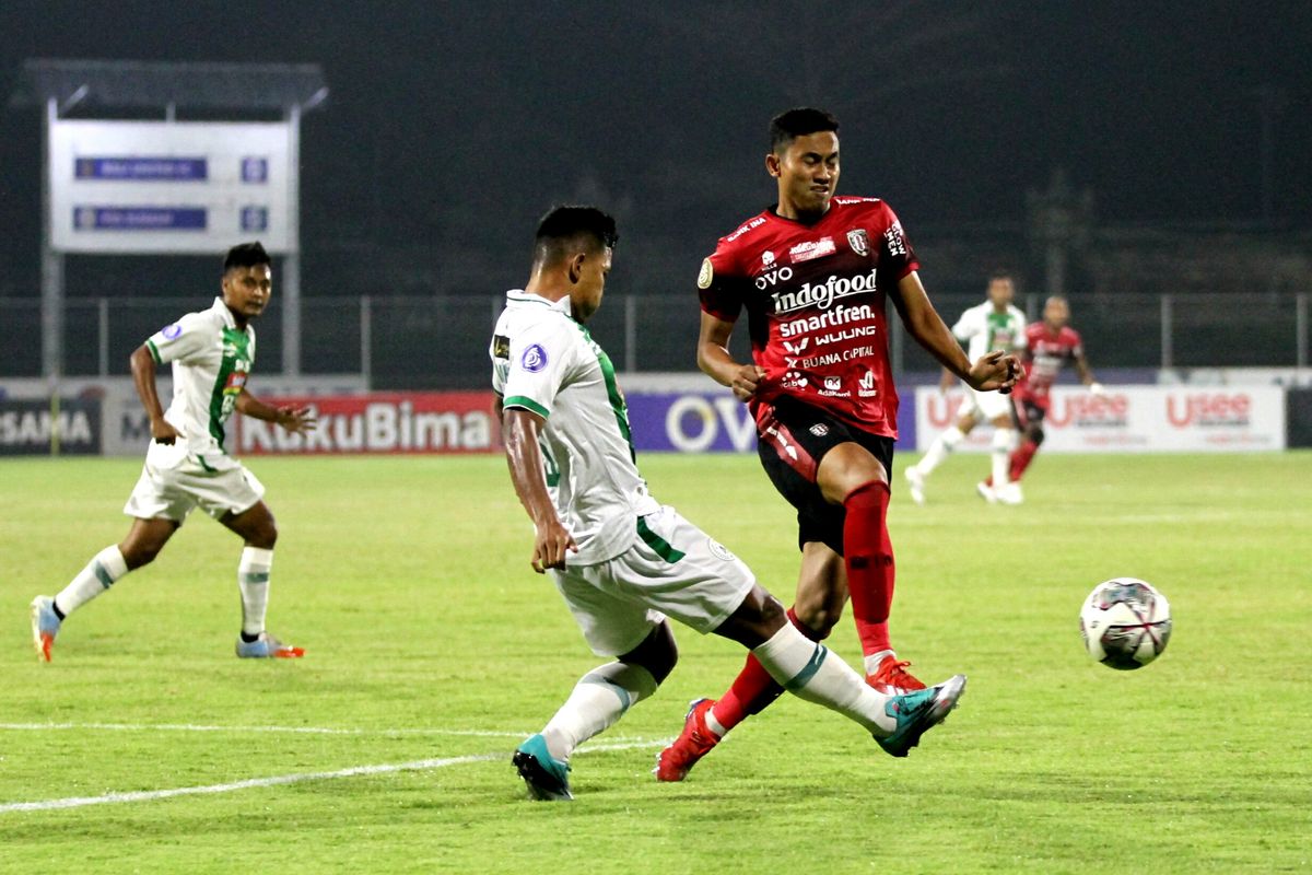 Pertandingan Bali United vs PSS Sleman berlangsung di Stadion Gelora Ngurah Rai, Denpasar, Bali, pada Rabu (16/2/2022) malam WIB.