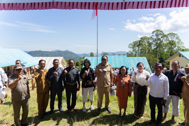 Bupati Manggarai Timur, Agas Andreas abadikan foto pelepasan pelajar SMAN 5 Pocoranaka, Kecamatan Lambaleda Selatan, Kab. Manggarai Timur, NTT, Senin, (11/4/2022) yang mengikuti kejuaraan dunia kempo di Tunisia. (KOMPAS.com/DOK PROKOPIM MANGGARAI TIMUR)