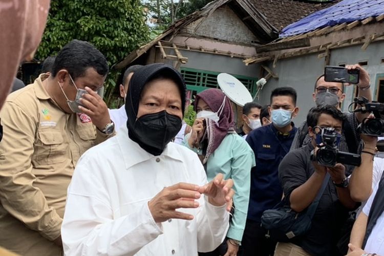 Menteri Sosial Tri Rismaharini saat melakukan peninjauan dampak gempa di Pandeglang, Banten, Senin (17/1/2022).