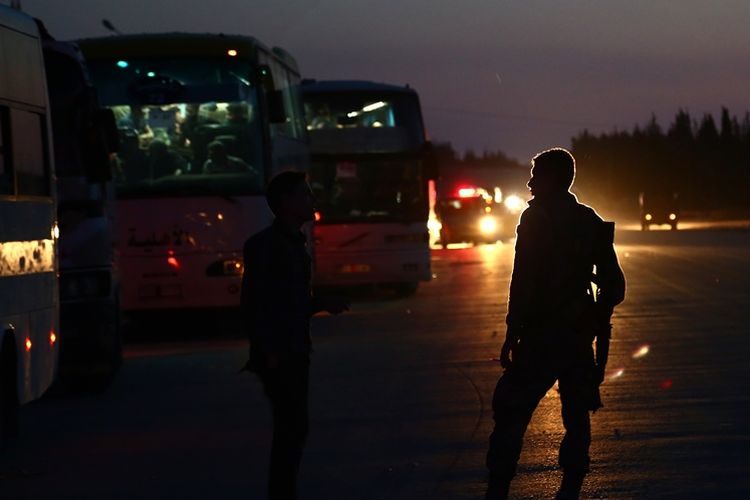 Konvoi bus terakhir yang membawa anggota kelompok Jaish al-Islam beserta keluarganya telah meninggalkan kota Douma di Ghouta Timur pada Sabtu (14/4/2018).