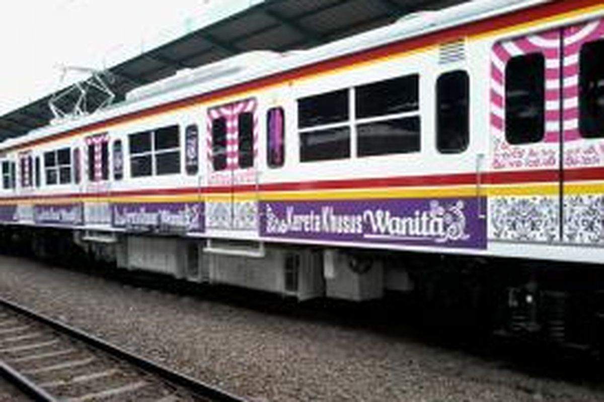 Rangkaian kereta yang baru dirawat di Stasiun Manggarai, Jakarta Selatan, Kamis (22/5/2014).