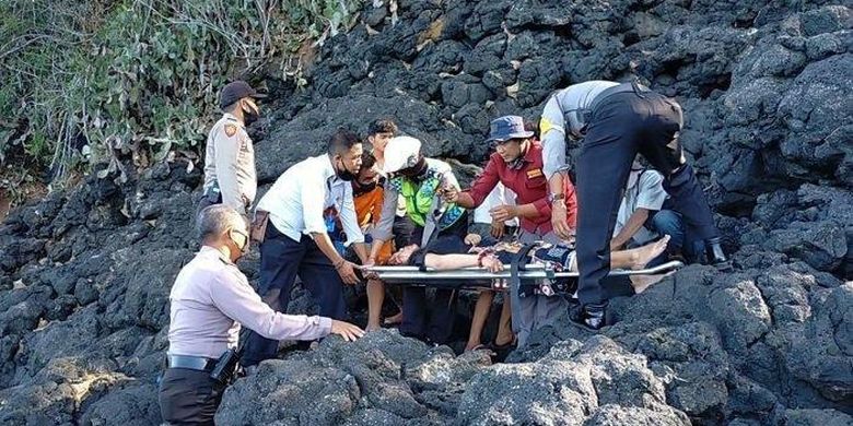 Petugas kepolisian dibantu warga mengevakuasi korban yang terjatuh dari tebing, Senin (22/6/2020) siang hari. 
