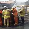Sebuah Mobil Terbakar di Cakung, Apinya Merambat ke Tiga Bangunan