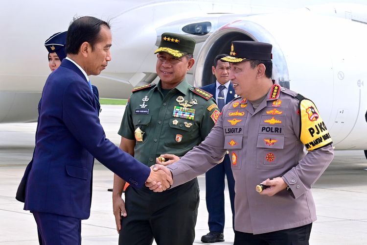 Presiden Joko Widodo tiba di Pangkalan TNI AU Halim Perdanakusuma, Jakarta, Minggu (14/1/2024), sekitar pukul 14.00 WIB, usai melakukan kunjungan ke tiga negara ASEAN.