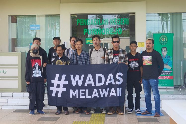 Warga Desa Wadas, Kecamatan Bener, Kabupaten Purworejo Jawa Tengah menolak mentah-mentah ganti rugi uang pembebasan tanah kurang lebih senilai Rp 5 miliar. 