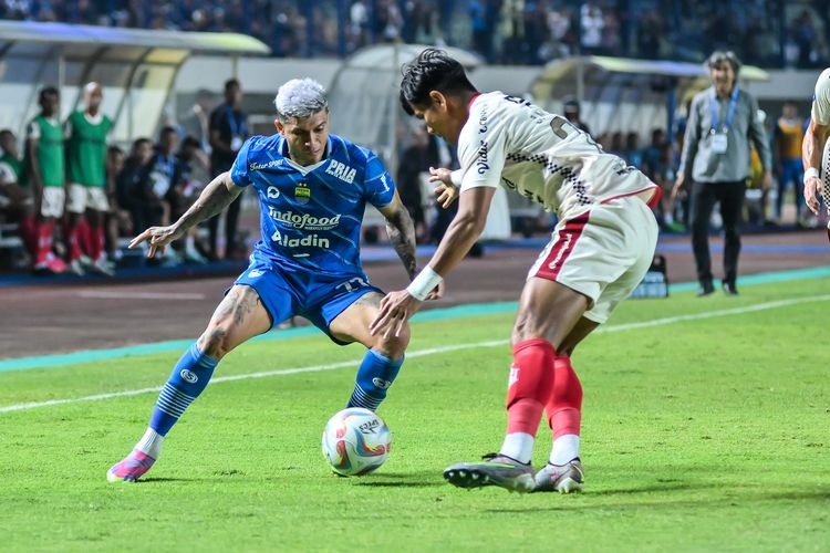 Ciro Alves (biru) berduel dengan Jajang Sukmara (putih) saat laga Persib Bandung vs Bali United berlangsung Kamis (3/8/2023) di Stadion Gelora Bandung Lautan Api (GBLA) dalam pekan ke-6 Liga 1 2023-2024. 