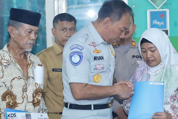 Direktur Utama (Dirut) PT Jasa Raharja (Persero) Rivan A Purwantono saat menyerahkan santunan kepada 11 ahli waris dari korban meninggal dunia dalam kecelakaan bus pariwisata yang terguling di Desa Palasari, Kecamatan Ciater, Kabupaten Subang, Jawa Barat (Jabar), pada Sabtu (11/5/2024). Penyerahan santunan ini dilakukan secara simbolis di Gedung Sekolah Menengah Kejuruan (SMK) Lingga Kencana, Depok, Jawa Barat, pada Senin (13/05/2024).