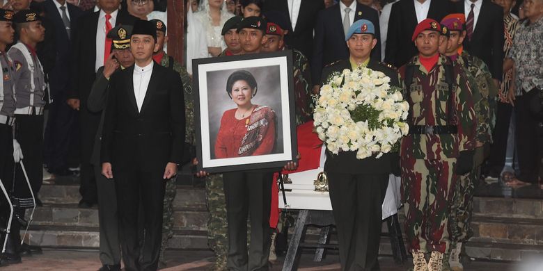 Putra Presiden ke-6 RI Susilo Bambang Yudhoyono, Edhie Baskoro Yudhoyono (kiri) bersiap mengikuti upacara militer pelepasan jenazah almarhumah Ani Yudhoyono di Cikeas, Bogor, Jawa Barat, Minggu (2/6/2019).