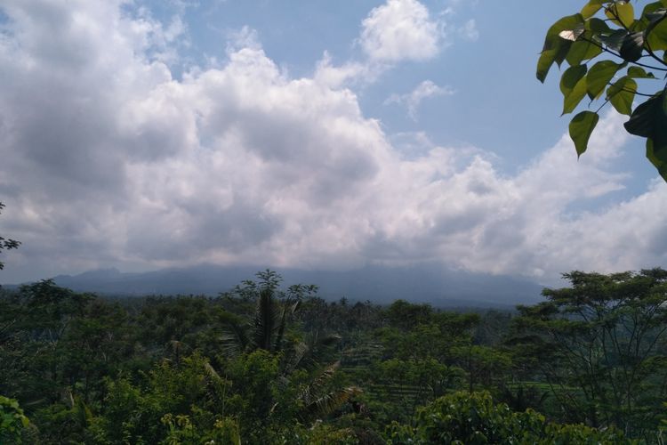 Puncak Gunung Agung terpantau tertutup kabut, Rabu (20/9/2017)