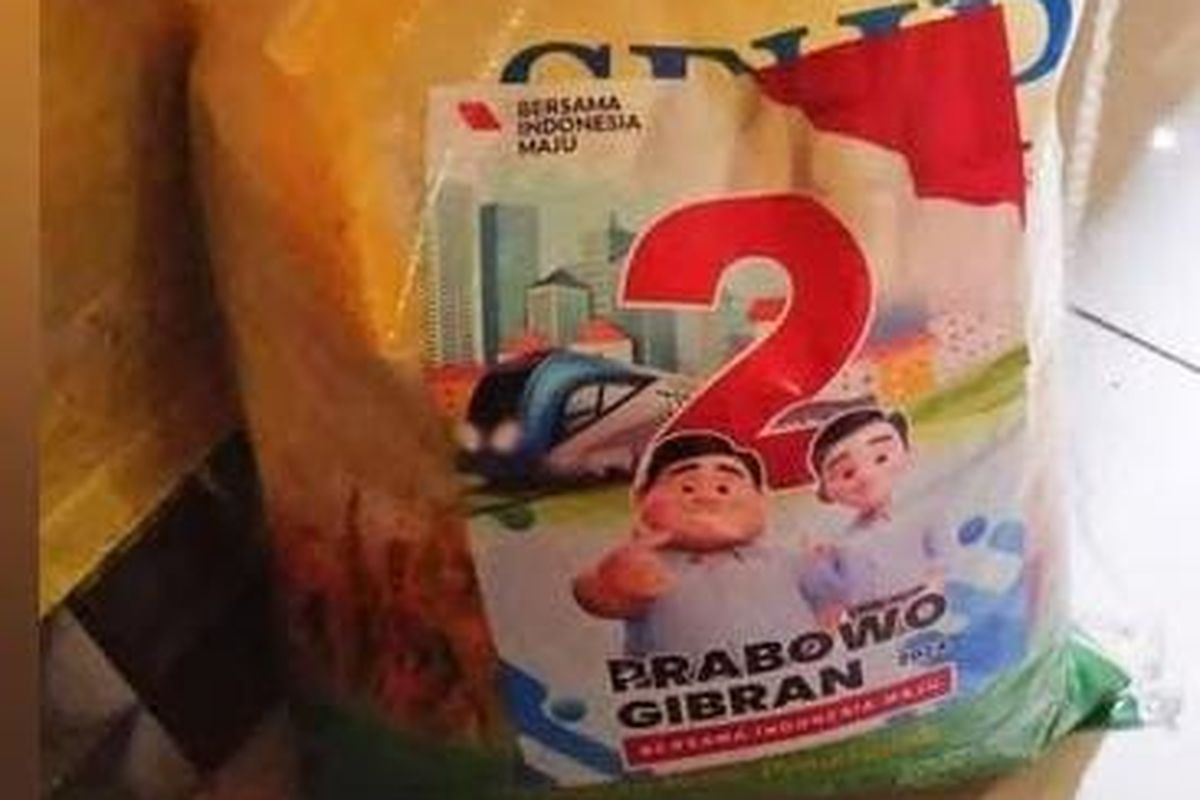 Beredar foto beras Bulog yang ditempel stiker Prabowo-Gibran di media sosial X.