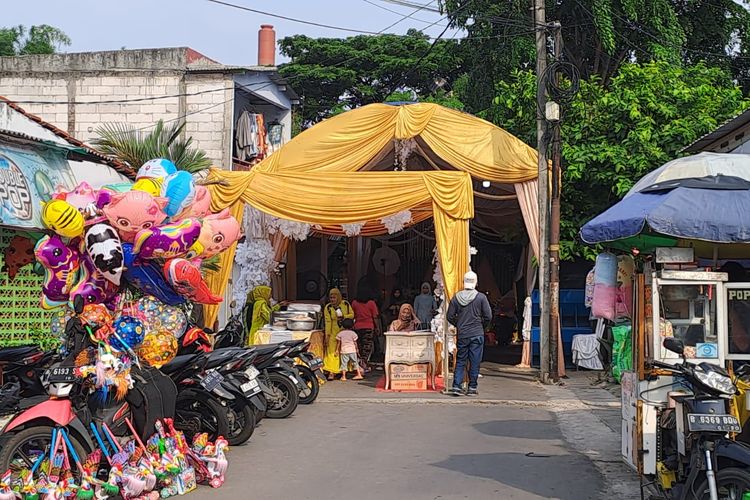 Tenda hajatan menutupi jalan (Ilustrasi). Wali Kota Surabaya, Eri Cahyadi, mengingatkan warga agar tidak sembarangan mendirikan tenda hajatan di jalan umum tanpa izin resmi.