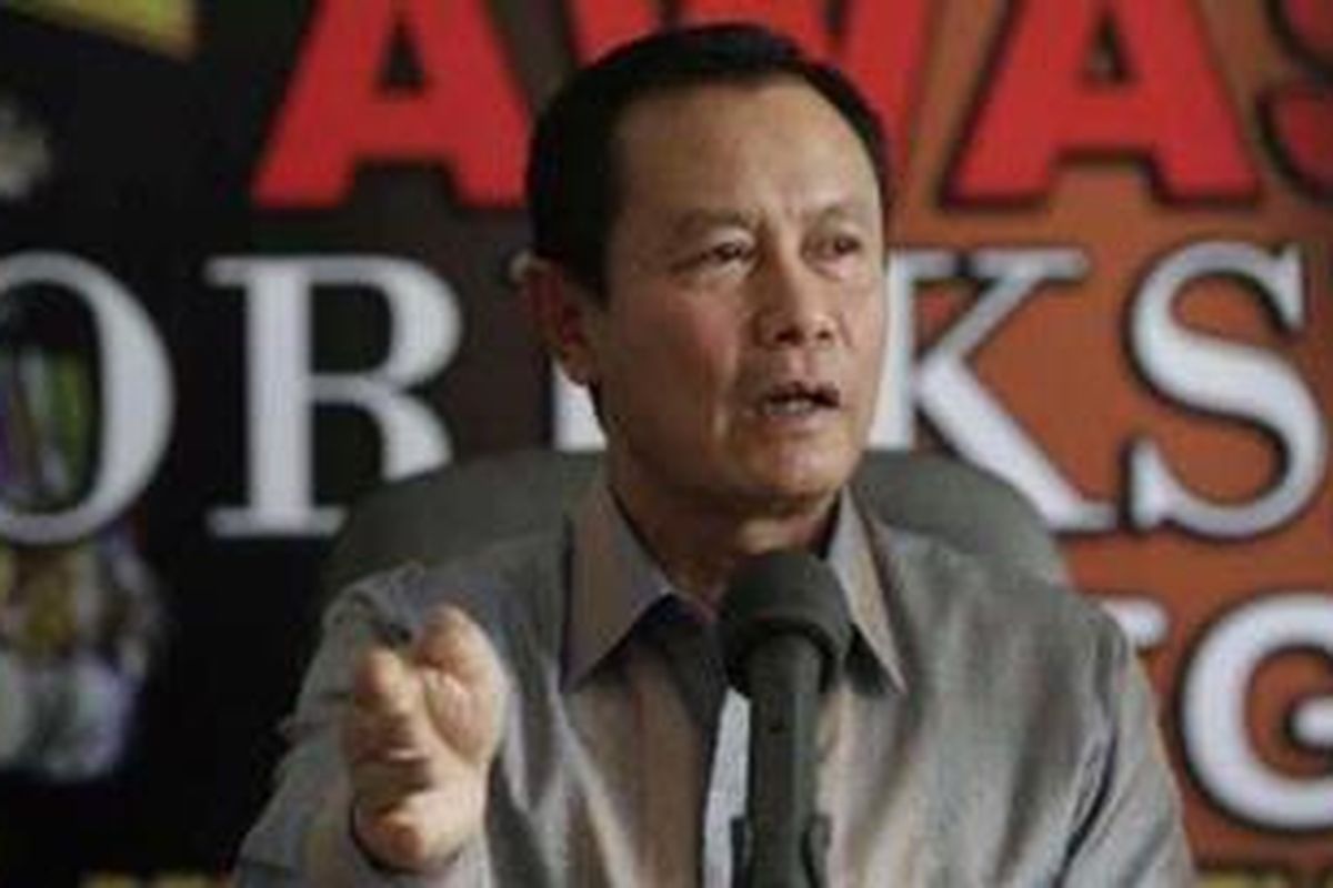 Kepala Bareskrim Mabes Polri KOmjen Pol Sutarman saat menyampaikan keterangan seputar kasus dugaan korupsi pengadaan simulator SIM di Mabes Polri, Jumat (3/8/2012).  