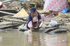 Hujan Deras sejak Senin Sore, Longsor Menimpa 2 Warga Magetan yang Dorong Motor