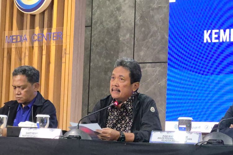 Menteri Kementerian Kelautan dan Perikanan (KKP) Sakti Wahyu Trenggono dalam konferensi pers di Kantornya, Jakarta, Sabtu (17/1/2026).
