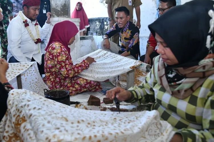 Bupati Sumenep Achmad Fauzi saat berkunjung ke Kerajinan dan Batik Tulis Pakandangan Desa Pakandangan Barat, Kecamatan Bluto, Rabu (6/7/2022).