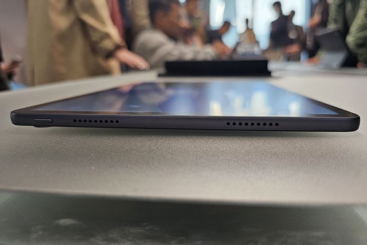 Bagian kiri tablet Huawei MatePad 11.5 PaperMatte Edition memuat lubang speaker dan tombol daya.