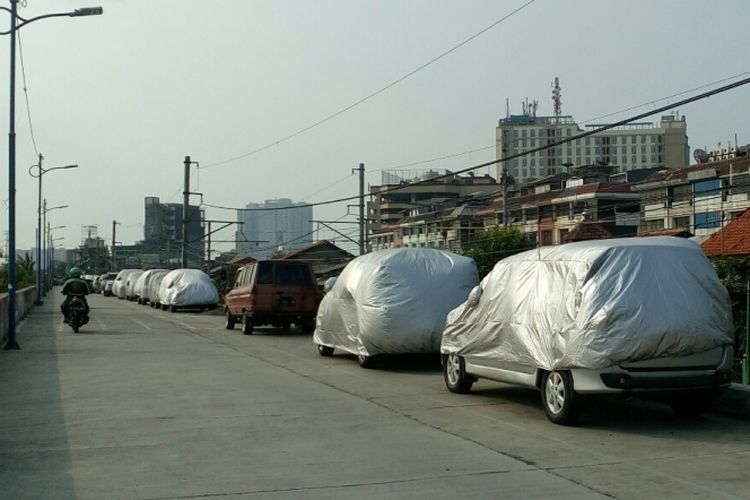 Puluhan mobil terparkir di tepian Jalan Tenaga Listrik, Tanah Abang, Jakarta Pusat, Selasa (12/9/2017).