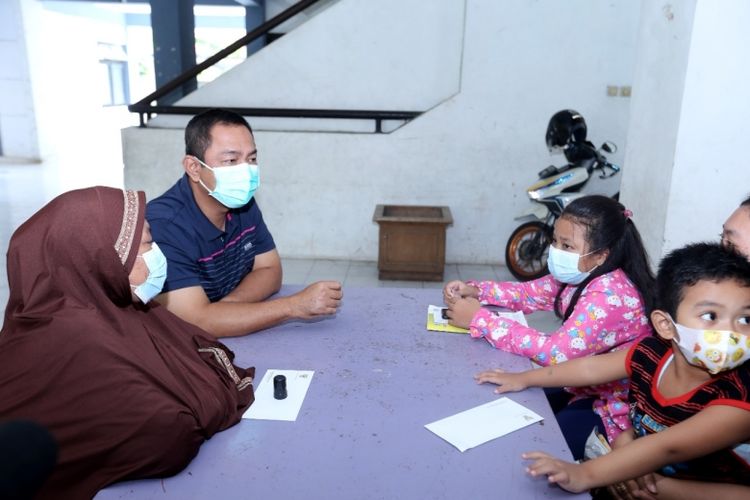 Wali Kota Semarang Hendrar Prihadi saat mengunjungi kediaman Tiffani di Rumah Susun Karangroto, Banjardowo, Genuk.