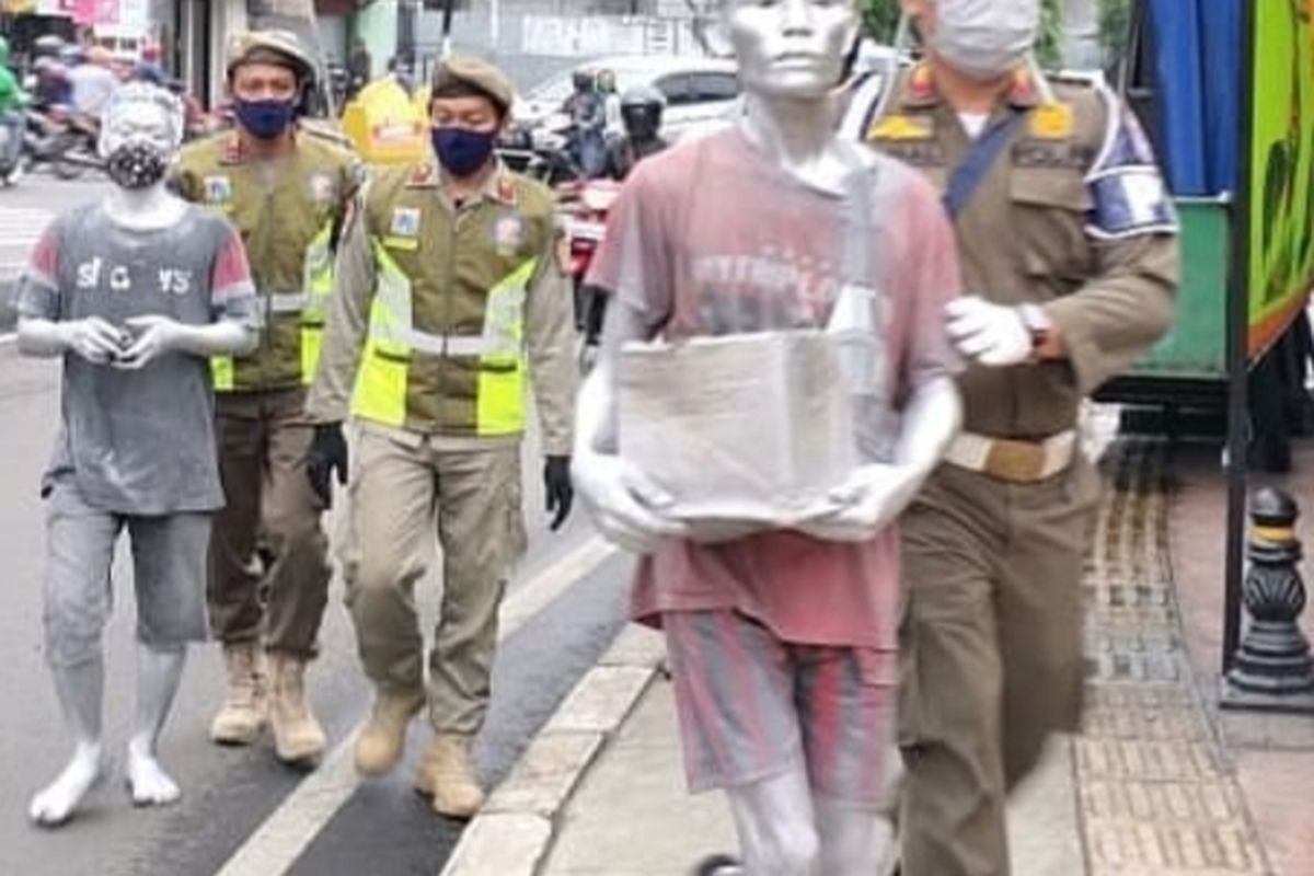 Petugas Satpol PP amankan manusia silver di Kembangan, Jakarta Barat 
